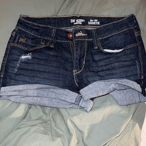 Levi’s Stretch Low Rise Jean shorts-SIZE 5